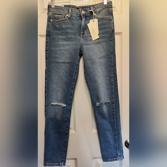 #### NWT Kids Distressed Skinny Jeans - Picture 2 of 4